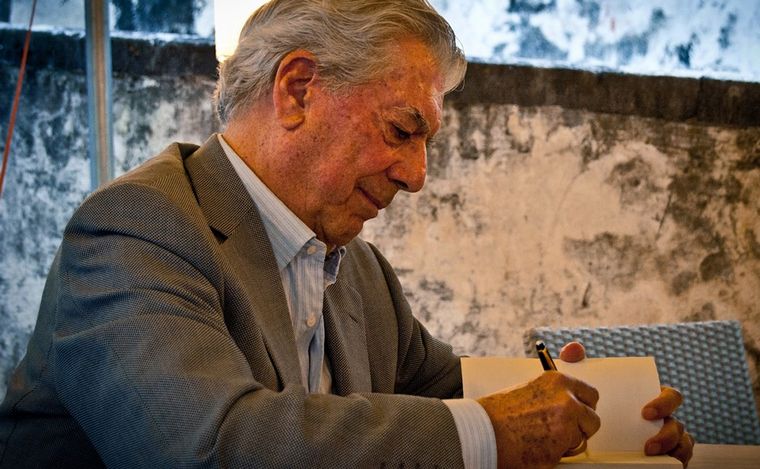 FOTO: Vargas Llosa explora la decadencia en un mundo cambiante en su último cuento