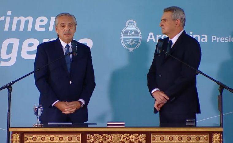 FOTO: Alberto Fernández le toma juramento a Agustín Rossi como jefe de Gabinete.