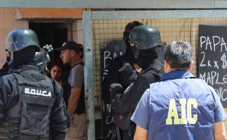FOTO: Rosario: múltiples allanamientos en Vía Honda detenidos y secuestro de armas. 
