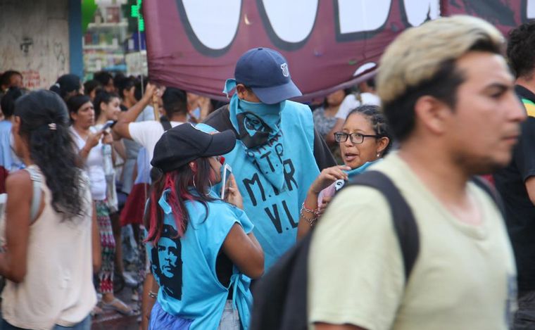 Piqueteros marchan en Córdoba por recortes de planes sociales.