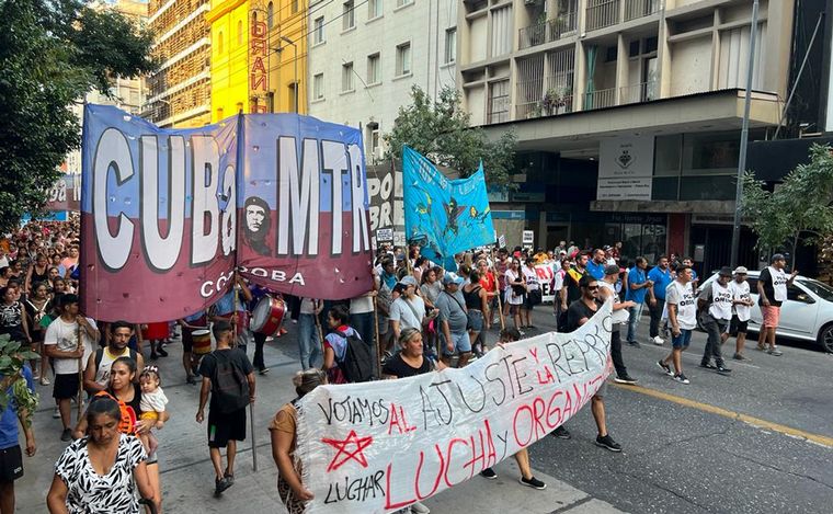 FOTO: Piqueteros marchan en Córdoba por recortes de planes sociales.