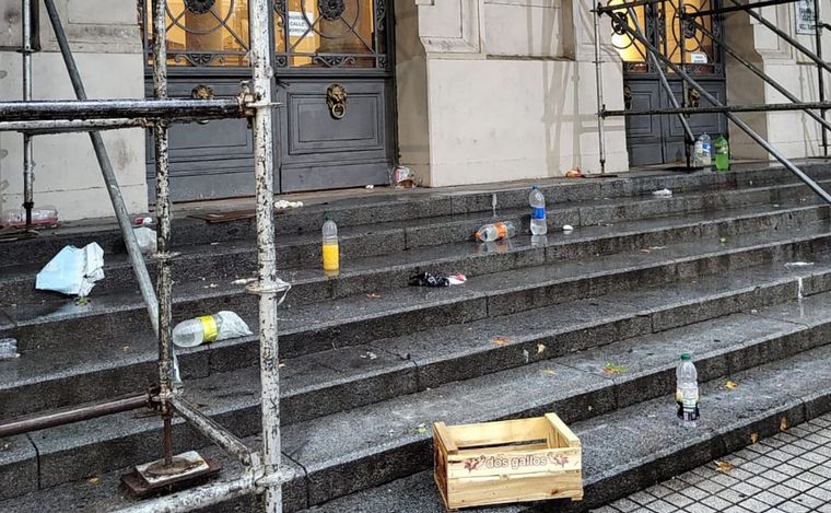 Postal de suciedad tras el acampe piquetero.