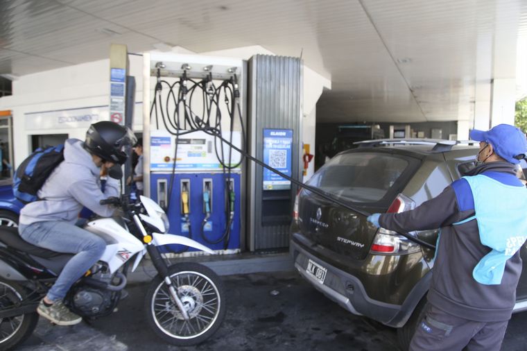 FOTO: YPF aumentó un 4% los precios de sus combustibles, al igual que otras petroleras.