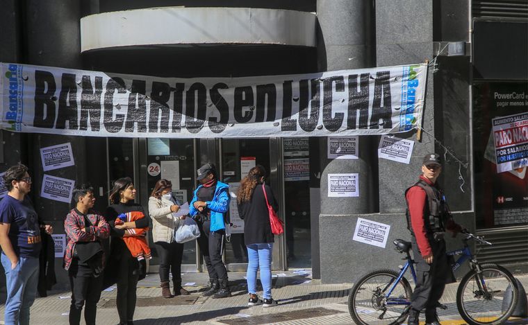 Los bancarios lograron un aumento del 75%. (Foto: archivo)
