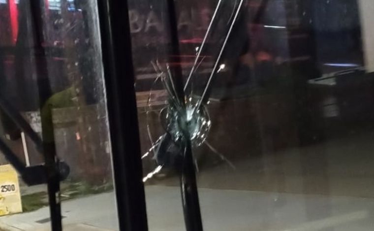 Un vidrio del colectivo de la línea 115 terminó baleado.
