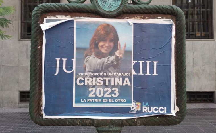 FOTO: Aparecieron afiches pidiendo por una candidatura de Cristina.