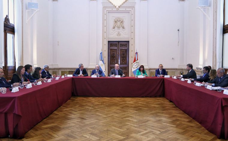 FOTO: Violencia: cumbre de Perotti con miembros de la justicia federal y provincial. 