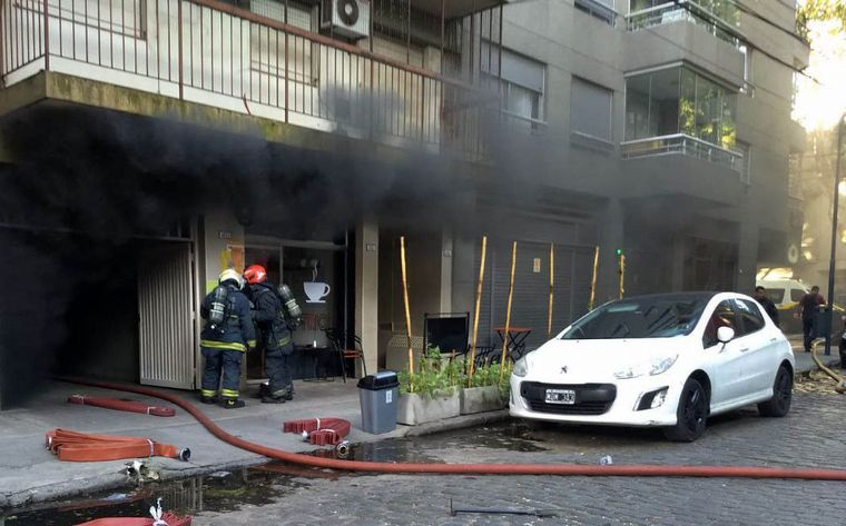 FOTO: Incendio en Palermo: un bombero hospitalizado y una mujer afectada por el humo