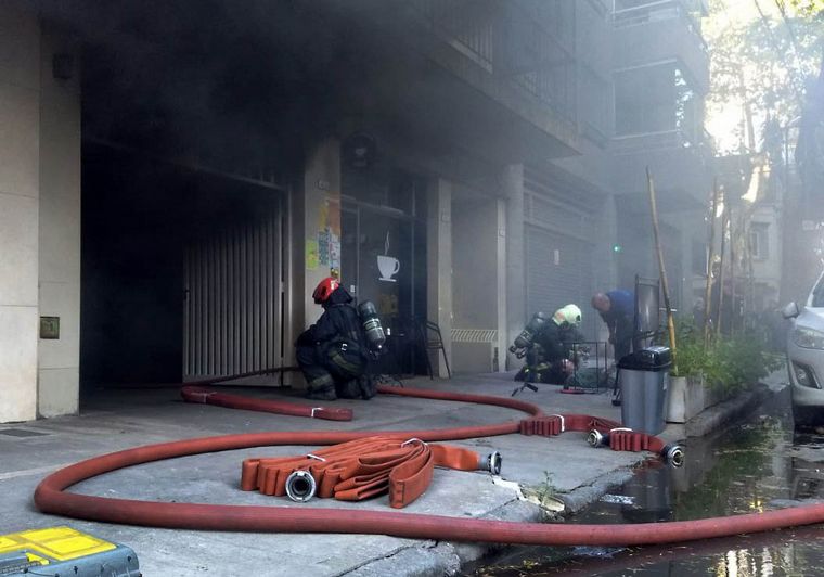 Incendio en Palermo: un bombero hospitalizado y una mujer afectada por el humo
