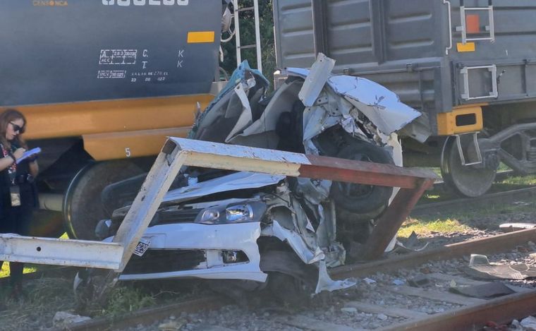 Destrucción total y milagro: el conductor del auto sobrevivió increíblemente.