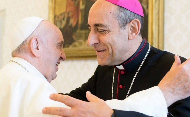 El papa Francisco junto a monseñor Víctor Manuel Fernández. (Foto gentileza: AICA)