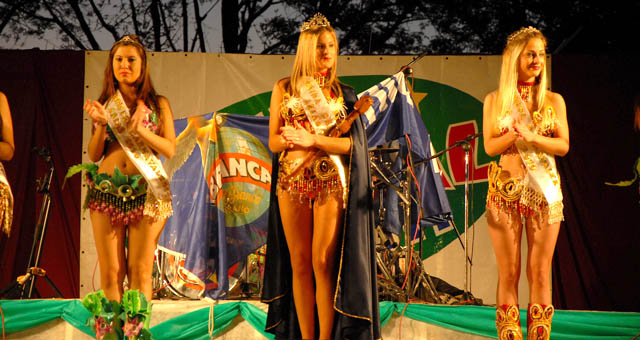 Desfilaron la reina y las princesas.