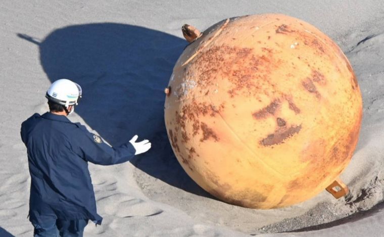 FOTO: Una bola gigante apareció en la playa de Japón y desconcierta a las autoridades.