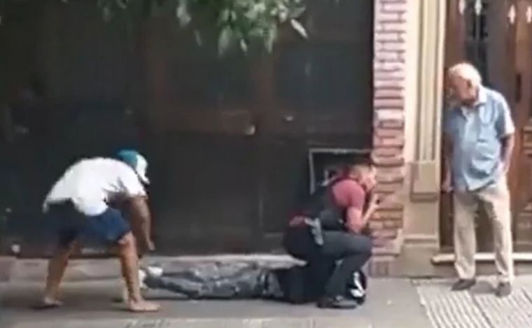 FOTO: Le roban las zapatillas mientras estaba detenido por la Policía (Captura de video).