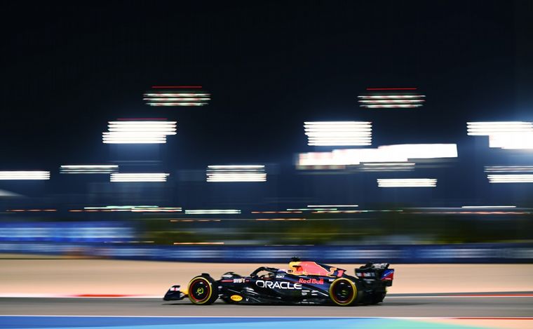 De día y de noche, Verstappen y Red Bull fueron los más veloces del primer ensayo