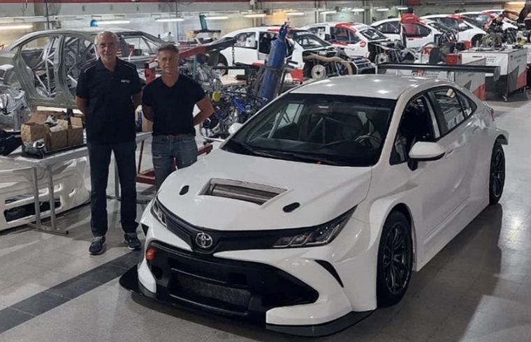 Darío Ramonda y Víctor Rosso junto al Corolla TCR.