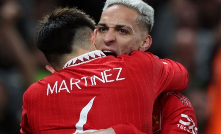 FOTO: Lisandro Martínez felicita a Antony por su gol.