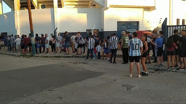 Filas de más de una cuadra para vivir el partido desde adentro