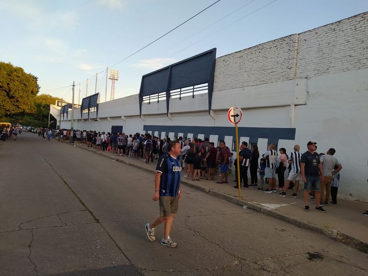 Filas de más de una cuadra para vivir el partido desde adentro