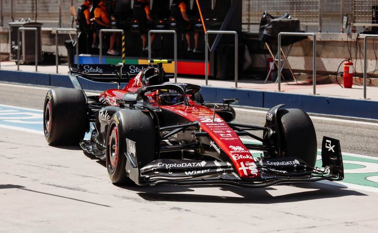 FOTO: Zhou y el Alfa Romeo fueron los más rápidos del viernes en Baréin
