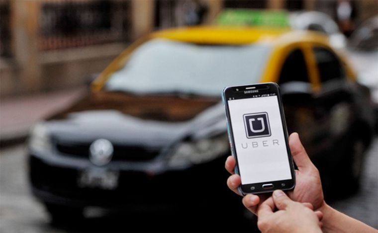 FOTO: Uber vuelve a intentar instalarse en la ciudad de Rosario, ante el encono de taxistas
