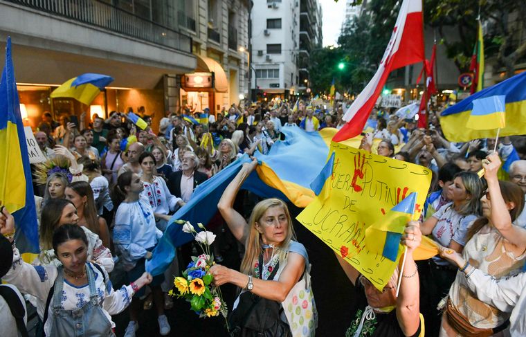 FOTO: Residentes ucranianos se movilizaron en Buenos Aires a un año de la Guerra.