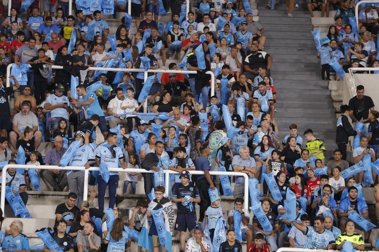 Los hinchas de Belgrano coparon las tribunas del Mario Alberto Kempes.