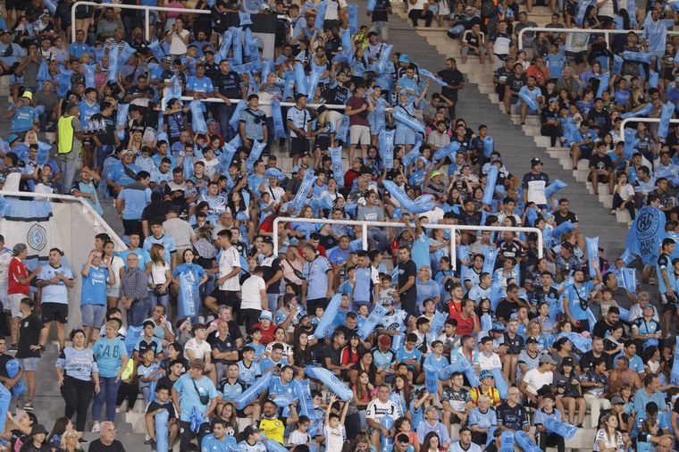 Los hinchas de Belgrano coparon las tribunas del Mario Alberto Kempes.