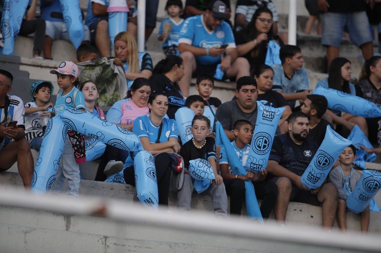 Los hinchas de Belgrano coparon las tribunas del Mario Alberto Kempes.