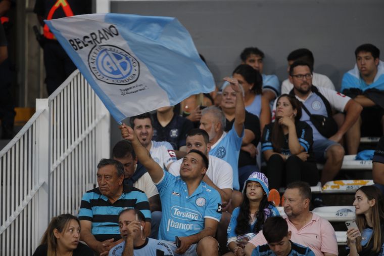 Los hinchas de Belgrano coparon las tribunas del Mario Alberto Kempes.