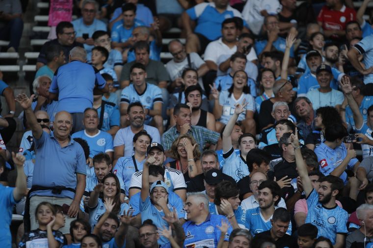Los hinchas de Belgrano coparon las tribunas del Mario Alberto Kempes.