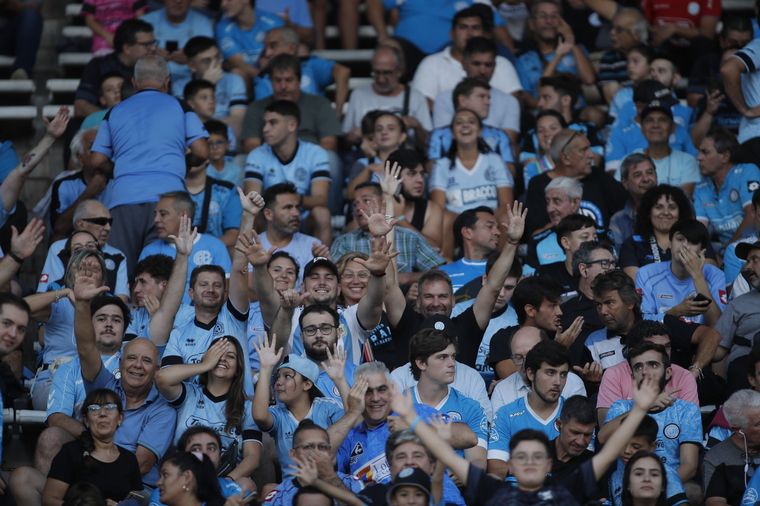 Los hinchas de Belgrano coparon las tribunas del Mario Alberto Kempes.