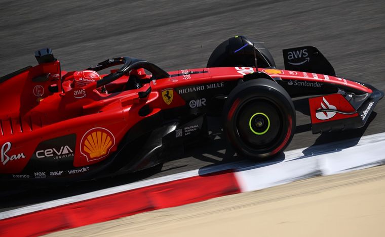 FOTO: Leclerc pone a la Ferrari arriba en la mañana del último día de pruebas