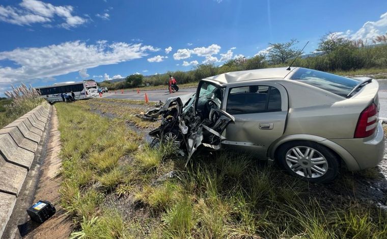 Un auto volcó tras chocar contra un colectivo con 38 pasajeros en Copina.