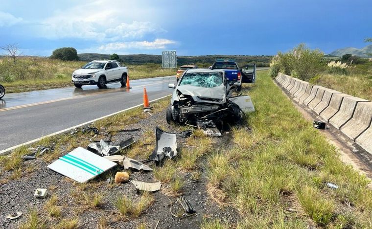 Un auto volcó tras chocar contra un colectivo con 38 pasajeros en Copina.