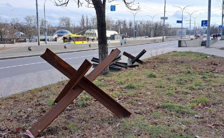 Las barricadas se usan para impedir el paso de tanques e infiltrados.