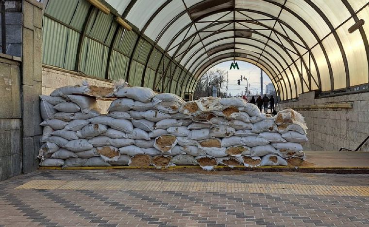 Las barricadas se usan para impedir el paso de tanques e infiltrados.