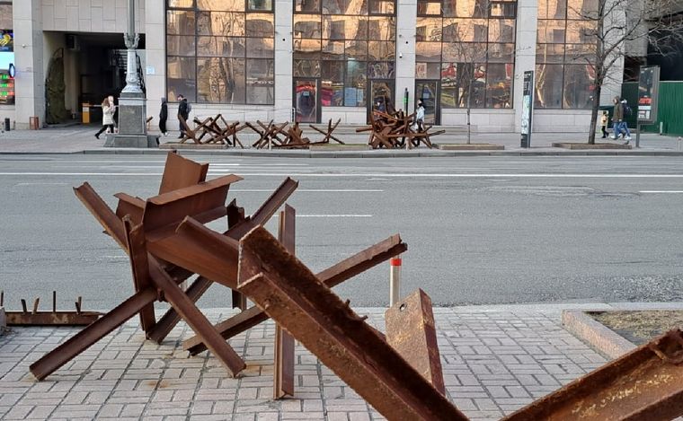 Las barricadas se usan para impedir el paso de tanques e infiltrados.