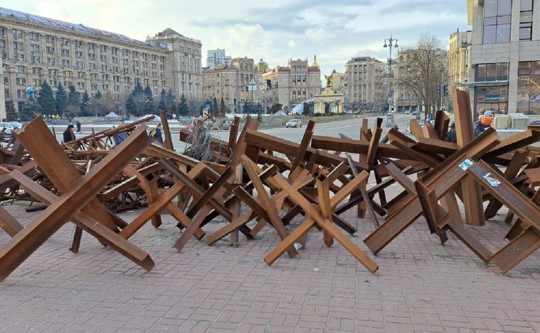 Las barricadas se usan para impedir el paso de tanques e infiltrados.