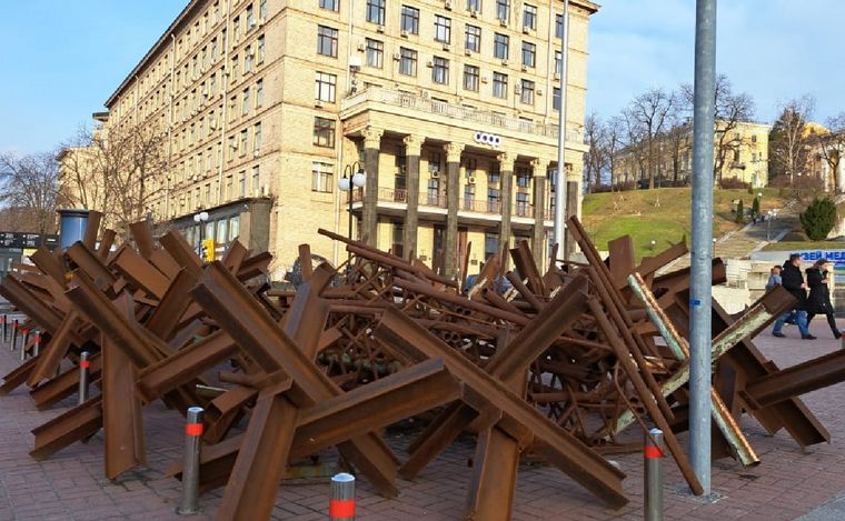 Las barricadas se usan para impedir el paso de tanques e infiltrados.