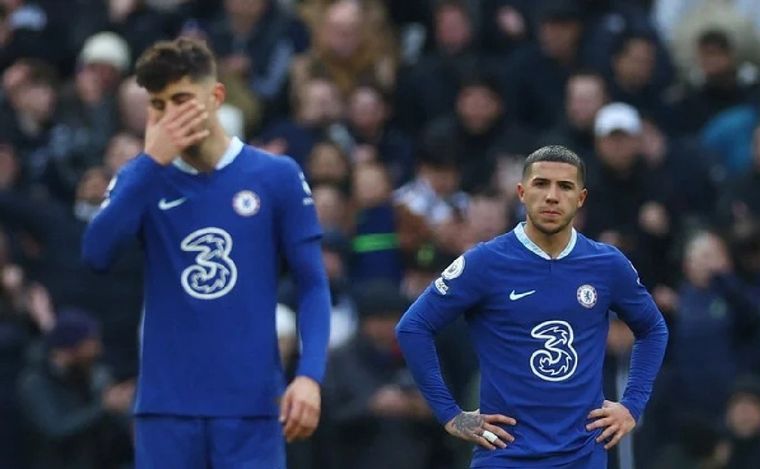 FOTO: La frustración de Enzo Fernández tras la derrota de Chelsea con Tottenham. (Clarín)