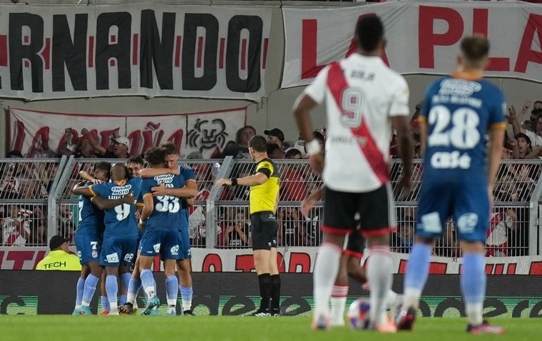 El plantel de Arsenal festeja un triunfo heroico en el Monumental. 