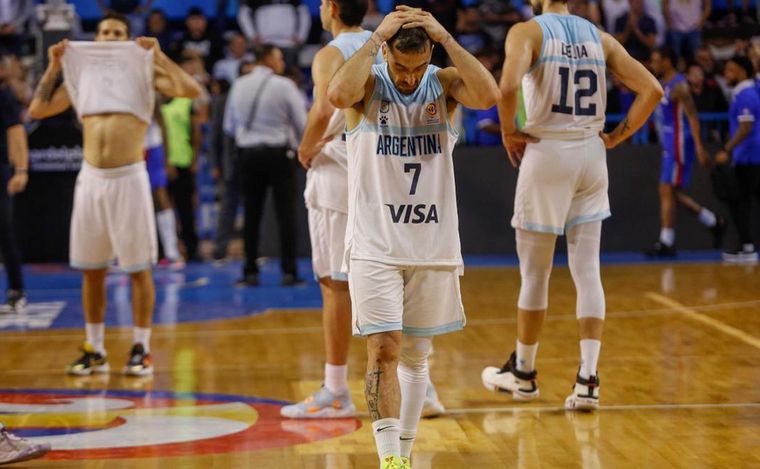 Nicolás Laprovittola intenta detener al base dominicano Andrés Feliz. (Foto: FIBA)