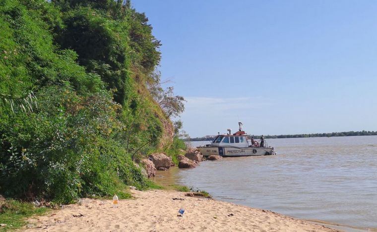 Buscan a un adolescentes que se metió al Río Paraná y desapareció este domingo.