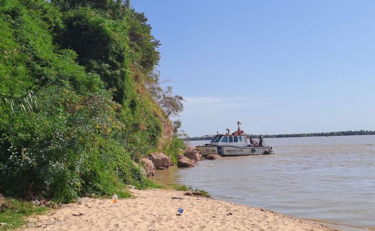 FOTO: Buscan a un adolescentes que se metió al Río Paraná y desapareció este domingo.