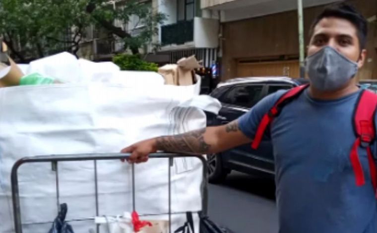 Alejandro juntó cartón durante meses para subsistir.