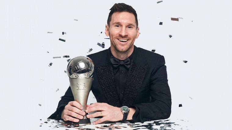 FOTO: Lionel Messi con el máximo premio de la FIFA