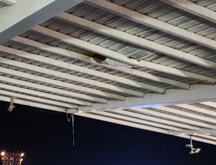 FOTO: Así quedó el techo de la tribuna. (Foto: @JavaPez)