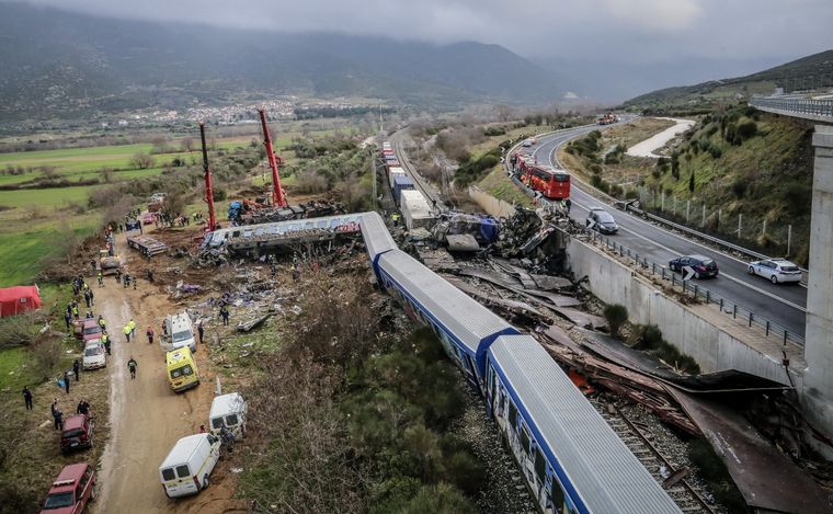 Trágico choque de trenes en Grecia.