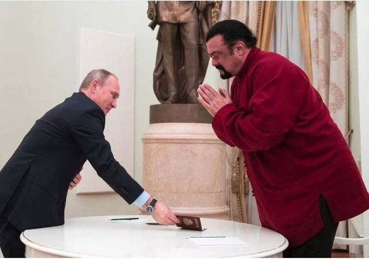 FOTO: Putin y Seagal durante la entrega del pasaporte.